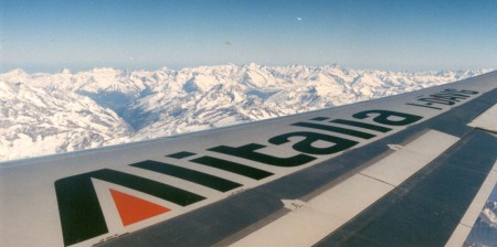 foto di un\'ala di un aereo alitalia