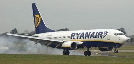 un aereo ryanair in fase di atterraggio